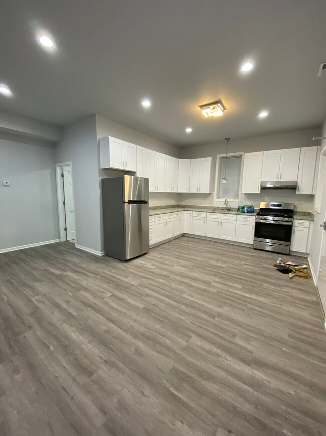 2893 S Archer Ave, Unit 3