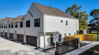 2357 Hoskins Dr in Houston, TX - Building Photo - Building Photo