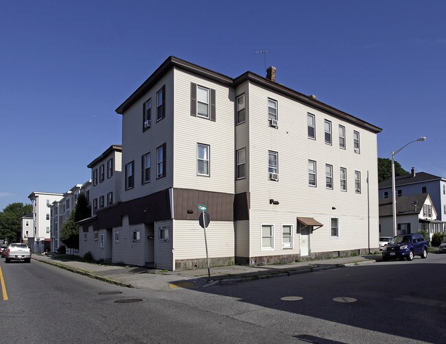 329 Cambridge St in Worcester, MA - Foto de edificio - Building Photo