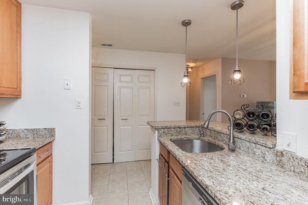 10300 Appalachian Cir-Unit -309 in Oakton, VA - Building Photo