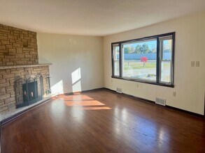 102 74th St in Darien, IL - Foto de edificio - Building Photo