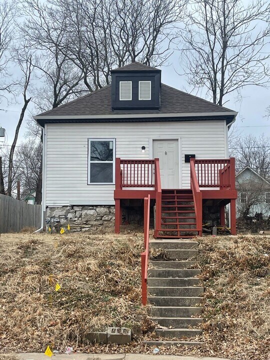 2320 Kensington Ave in Kansas City, MO - Building Photo