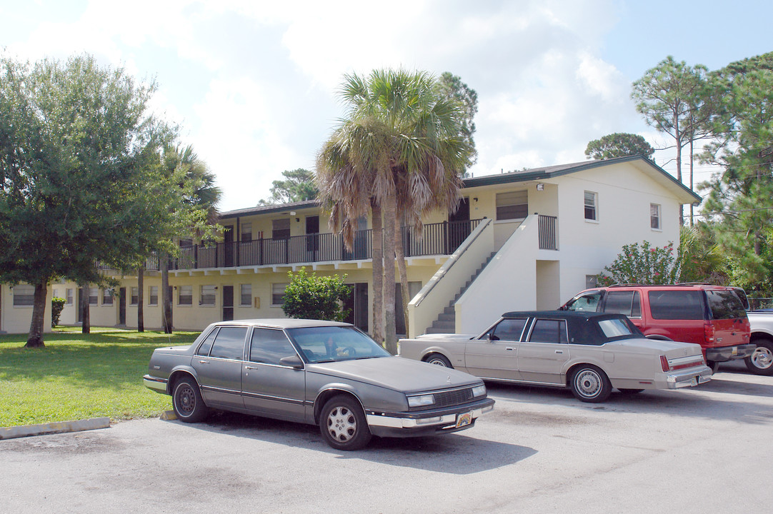 1713 Dixon Blvd in Cocoa, FL - Foto de edificio