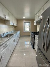 14 Cypress St-Unit -2 in Carteret, NJ - Foto de edificio - Building Photo