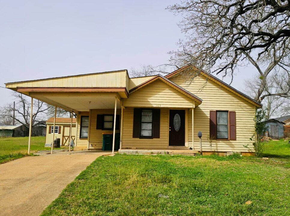 109 E Leon St in Gatesville, TX - Building Photo