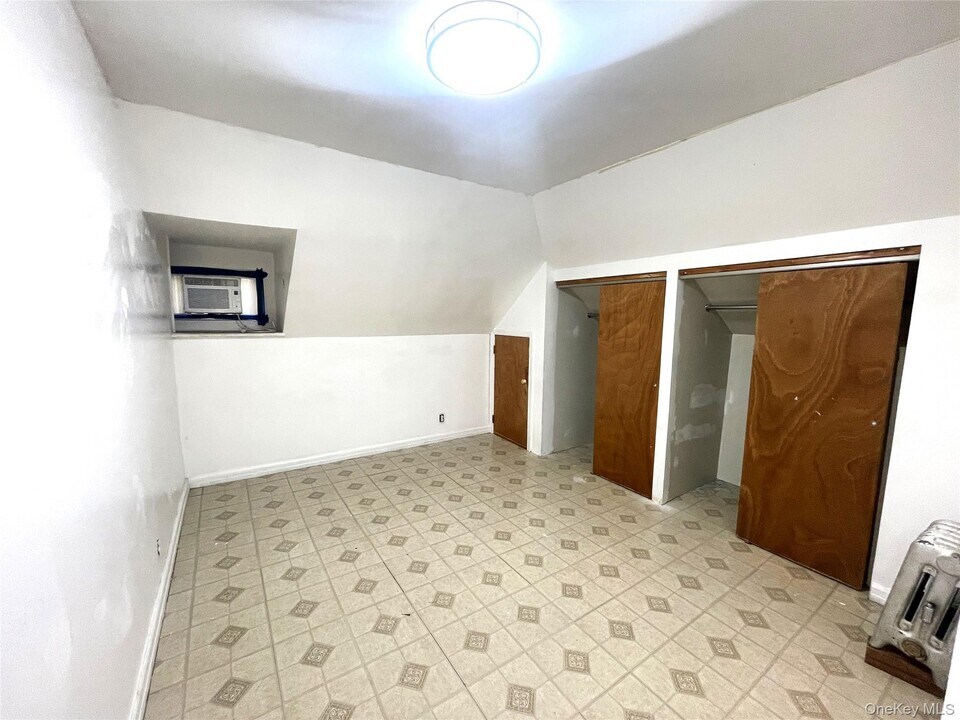 33-27 89th St in Queens, NY - Foto de edificio
