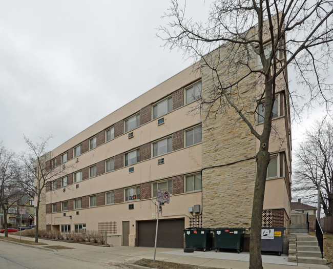 Santa Cruz Apartments in Milwaukee, WI - Building Photo - Building Photo