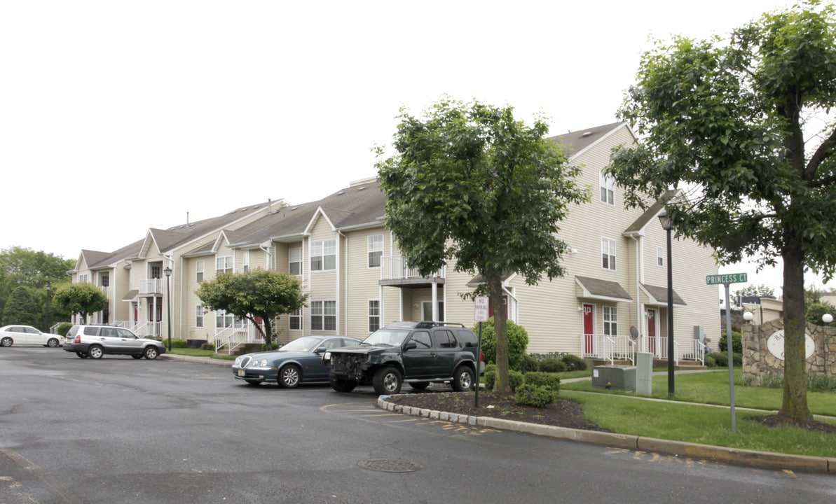 Barron's Gate in Woodbridge, NJ - Building Photo