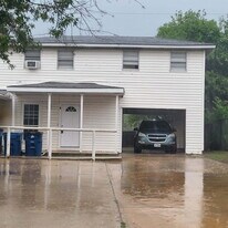 702 8th St in Floresville, TX - Building Photo