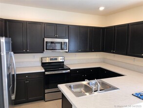 3356 W 105th Terrace in Hialeah, FL - Building Photo - Building Photo