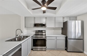 144 Cypress Way E in Naples, FL - Building Photo - Building Photo