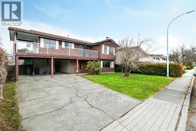 8411 Rideau Dr in Richmond, BC - Building Photo - Building Photo
