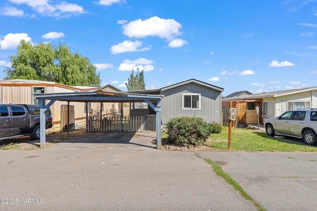 4803 W Ahtanum Rd in Yakima, WA - Building Photo - Building Photo