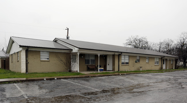 200 E Main St in Quinlan, TX - Building Photo - Building Photo