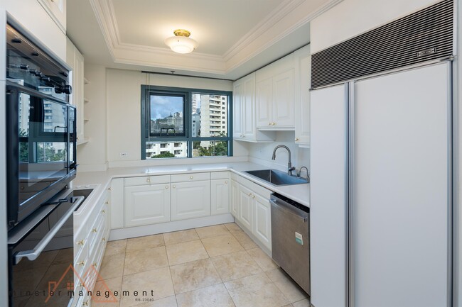 1080 S Beretania St. in Honolulu, HI - Building Photo - Building Photo