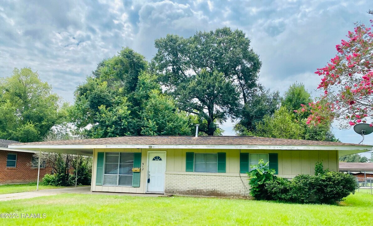 912 Choctaw Dr in Opelousas, LA - Building Photo