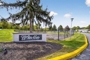 4 White Gate Rd in Wappingers Falls, NY - Building Photo