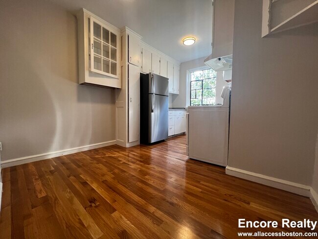 105 Longwood Ave, Unit 91-6 in Brookline, MA - Foto de edificio - Building Photo