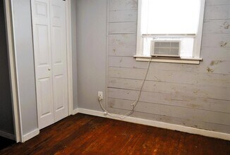 102 S Beauregard St in Alvin, TX - Foto de edificio - Building Photo