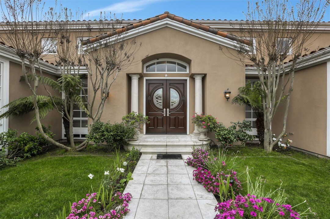 27210 Ohlone Ln in Los Altos Hills, CA - Building Photo