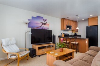 7 Commodore Dr in Emeryville, CA - Building Photo - Building Photo