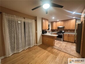 30 Carpenter Pl in Metuchen, NJ - Building Photo - Building Photo