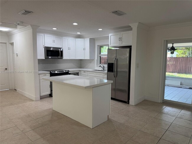 5122 SW 92nd Ter in Cooper City, FL - Building Photo - Building Photo
