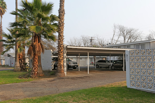 Palm Circle Apartments in Hanford, CA - Building Photo - Building Photo