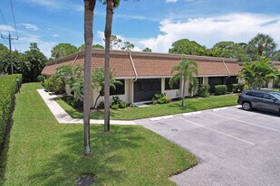 104 Half Moon Cir in Jupiter, FL - Building Photo