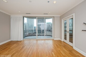 10 E Delaware Pl in Chicago, IL - Foto de edificio - Building Photo