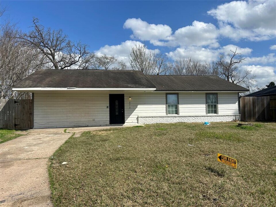 8910 Strathmore Dr in Houston, TX - Building Photo