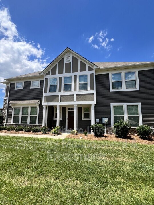 5706 Lachlan Hill Ln in Charlotte, NC - Building Photo