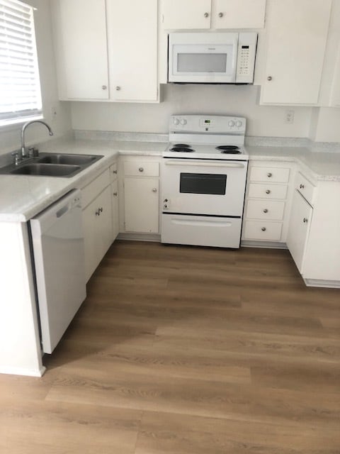 Park Village Apartments in Buena Park, CA - Foto de edificio - Building Photo