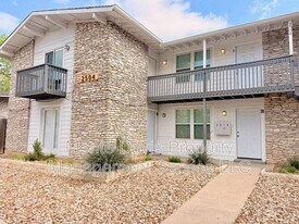 2504 Manor Cir in Austin, TX - Building Photo
