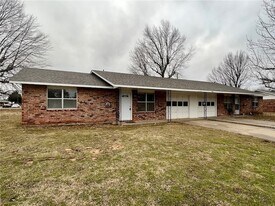 2004 Horseshoe Dr, Unit A in Springdale, AR - Building Photo