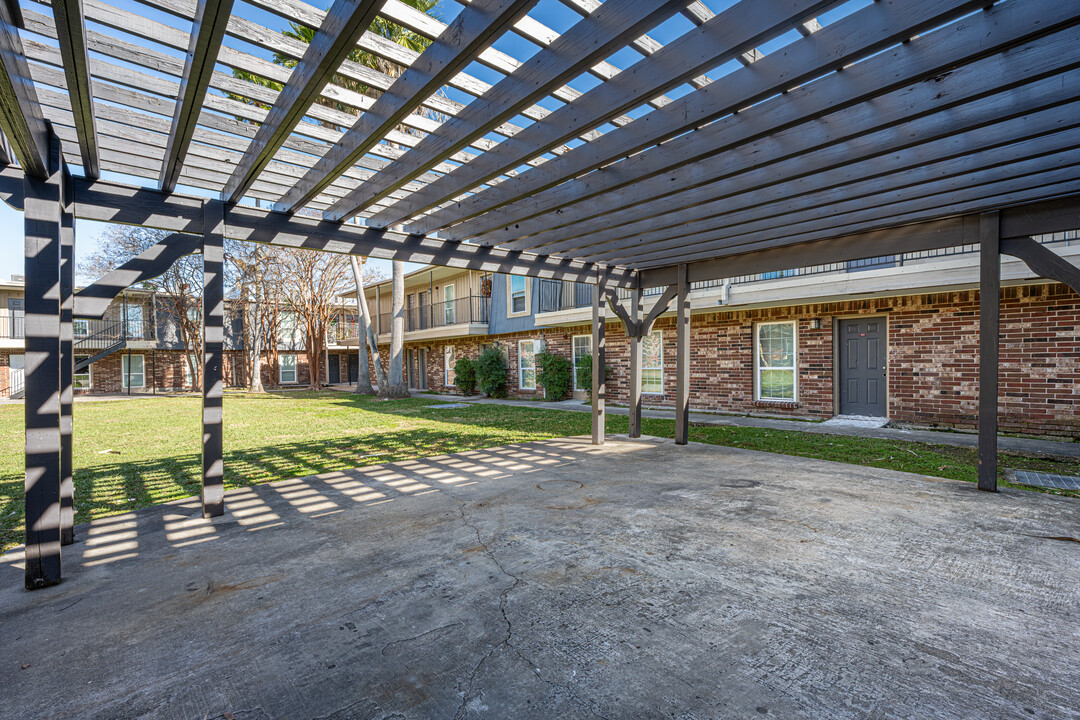 Whispering Palms in New Orleans, LA - Building Photo