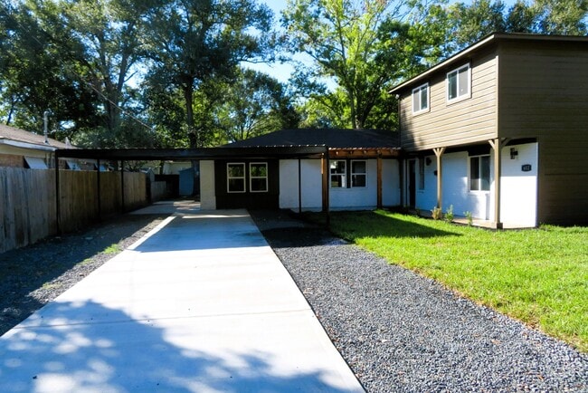 652 6th St in Sealy, TX - Foto de edificio - Building Photo