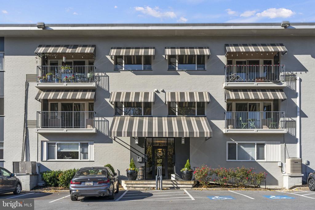 6301 Charles St in Baltimore, MD - Building Photo