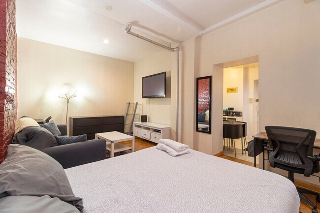 329 E 94th St in New York, NY - Building Photo - Building Photo