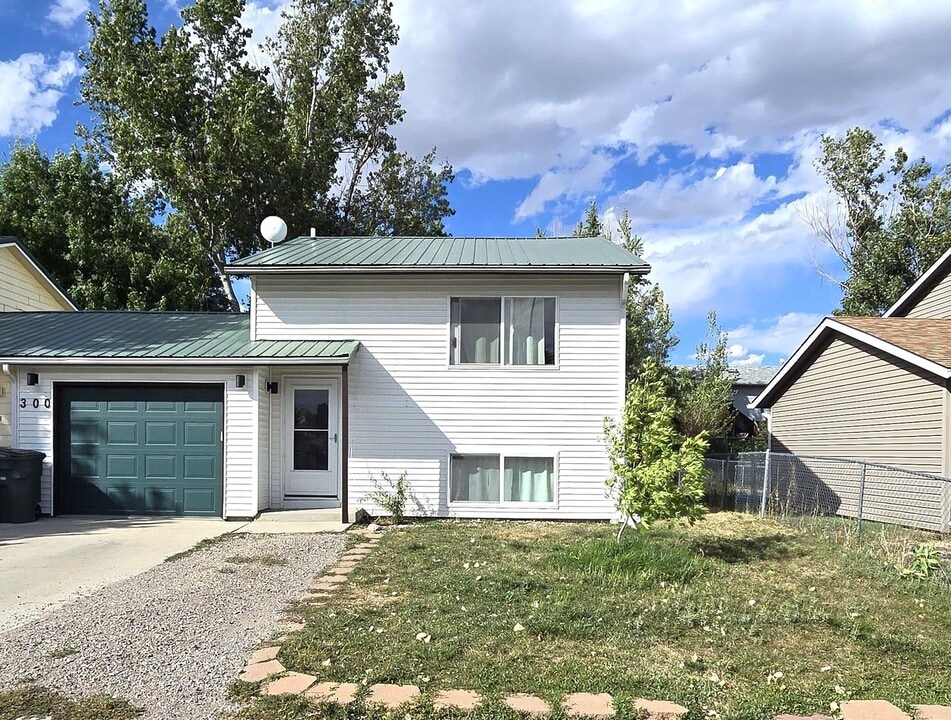 300 W Redwood St in Gillette, WY - Building Photo