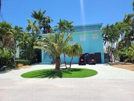 124 Indies Dr S in Duck Key, FL - Building Photo