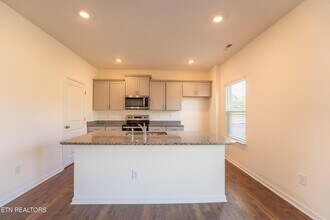 322 Heritage Crossing Dr in Maryville, TN - Building Photo - Building Photo