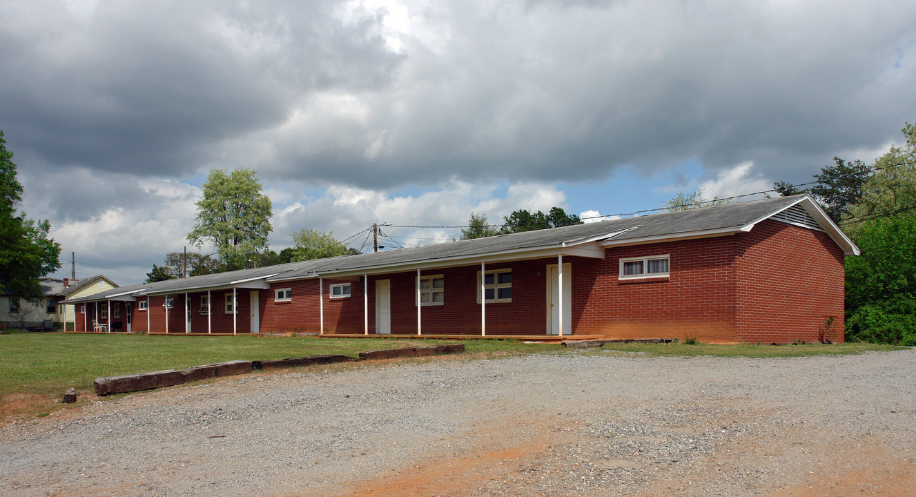 1044 Robinwood Rd in Newton, NC - Foto de edificio