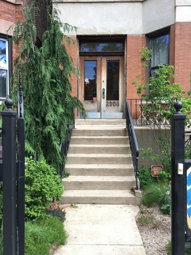 property at 2908 W Dickens Ave