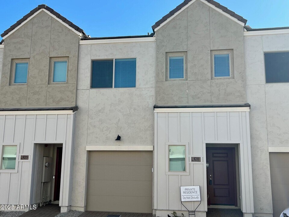 8211 N 22nd Dr in Phoenix, AZ - Building Photo