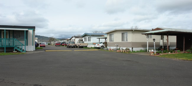 Western Star Mobile Estates in Roseburg, OR - Foto de edificio - Building Photo