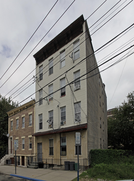 212 15th St in Jersey City, NJ - Building Photo