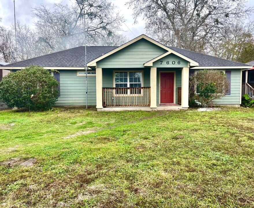 7606 Habermacher in Hungerford, TX - Building Photo