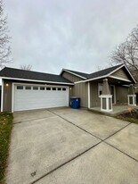 3332 SW Metolius Meadow Ct in Redmond, OR - Building Photo