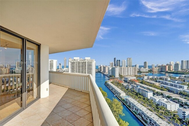 2000 Island Blvd in North Miami Beach, FL - Building Photo - Building Photo